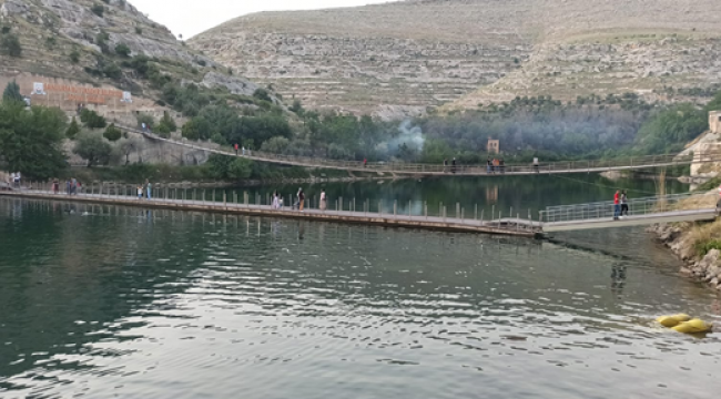 Halfeti'de üniversiteli kız köprüden suya düştü