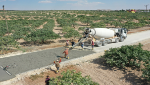 Şanlıurfa Büyükşehir Belediyesinden Birecik İlçesinde Çelik Hasırlı Beton Yol Uygulaması