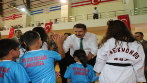 Vali Ayhan, Gençleri Yaz Spor Okullarına Davet Etti