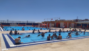 Büyükşehir Yüzme Havuzları Gençlerin Uğrak Noktası Oldu