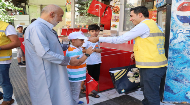 Haliliye'de Esnaf Ve Vatandaşa Türk Bayrağı Dağıtıldı