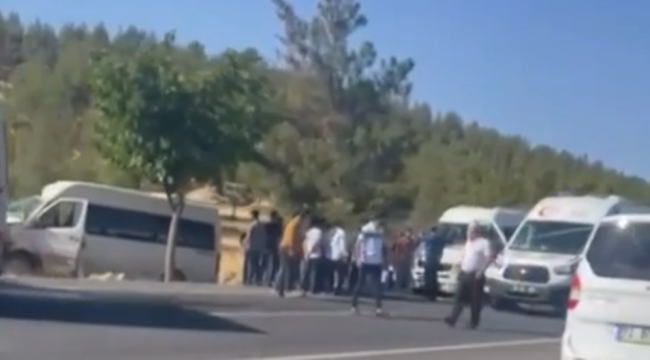 Şanlıurfa'da işçileri minibüs ağaca çarptı, 12 yaralı