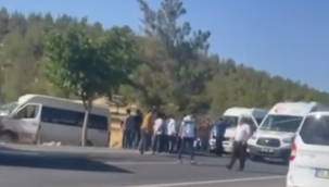 Şanlıurfa'da işçileri minibüs ağaca çarptı, 12 yaralı