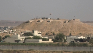 Şanlıurfa sınırında Suriye rejim bayrağı asıldı