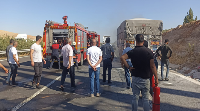Urfa'da Tır'ın patlayan lastiği yandı
