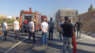 Urfa'da Tır'ın patlayan lastiği yandı