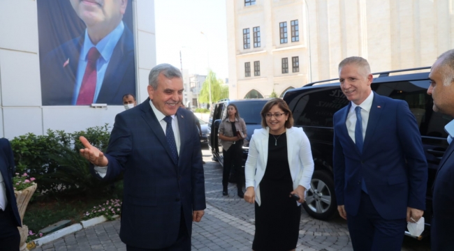 VALİ GÜL VE BAŞKAN FATMA ŞAHİN'DEN BAŞKAN BEYAZGÜL'E ZİYARET