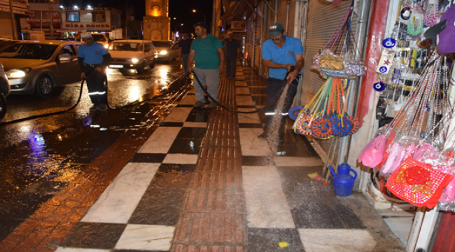 Viranşehir'de Bayram Öncesi Caddeler Tazyikli Suyla Yıkanıyor