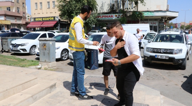 HALİLİYE'DE ZAFER BAYRAMI NEDENİYLE TÜRK BAYRAĞI DAĞITILDI