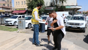 HALİLİYE'DE ZAFER BAYRAMI NEDENİYLE TÜRK BAYRAĞI DAĞITILDI