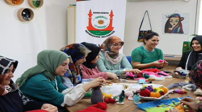 kadınlara keçe eğitimi veriliyor. 