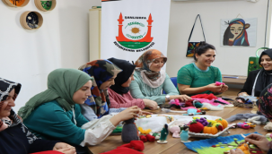 kadınlara keçe eğitimi veriliyor. 