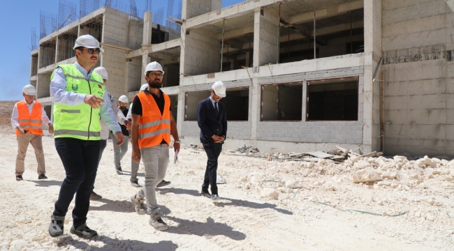 Vali Ayhan, Okul inşaatı incelemelerinde bulundu