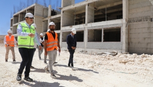 Vali Ayhan, Okul inşaatı incelemelerinde bulundu