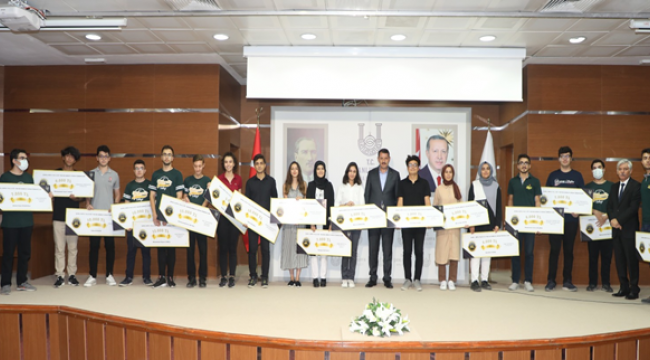 Vali Salih Ayhan; Dereceye Giren Öğrencilere Ödül Verdi