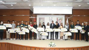 Vali Salih Ayhan; Dereceye Giren Öğrencilere Ödül Verdi