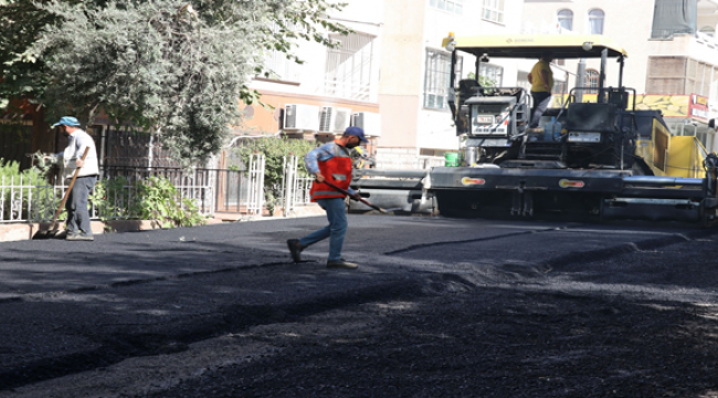 Başkan Canpolat'ın Yatırımlarıyla Asfalt Atağı Merkez Mahallelerde Devam Ediyor