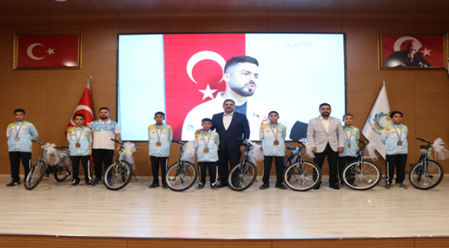 Başkan Canpolat, Madalya Kazanan Sporculara Bisiklet Hediye Etti 
