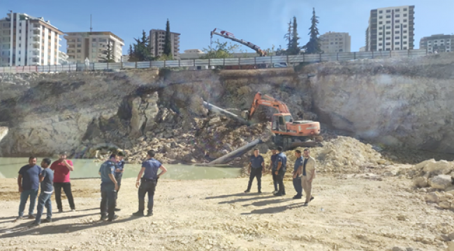 Karaköprü'de binanın temel kazısında göçük meydana geldi