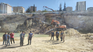 Karaköprü'de binanın temel kazısında göçük meydana geldi