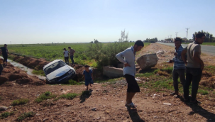 Şanlıurfa'da otomobil tahliye kanalına devrildi