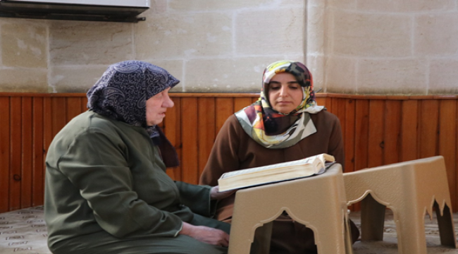 Şanlıurfa'da yaşayan 78 yaşındaki Şehit Annesi, Kur'an-ı Kerim ile tanıştı. 