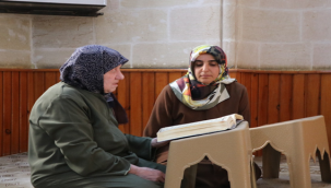 Şanlıurfa'da yaşayan 78 yaşındaki Şehit Annesi, Kur'an-ı Kerim ile tanıştı. 