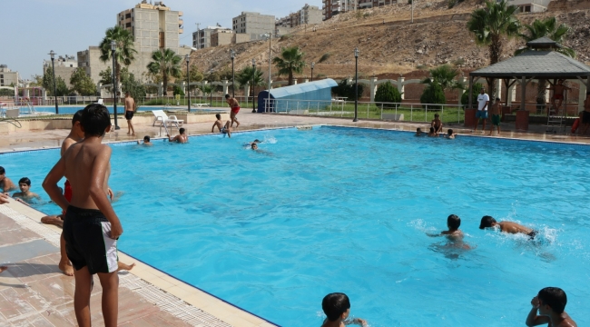  ŞANLIURFALI GENÇLER, BÜYÜKŞEHİR YÜZME HAVUZLARINDA SERİNLEDİ