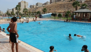  ŞANLIURFALI GENÇLER, BÜYÜKŞEHİR YÜZME HAVUZLARINDA SERİNLEDİ