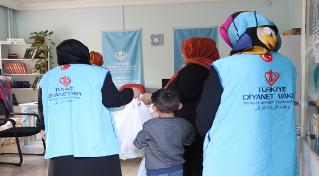 TDV'den Yetim Çocuklara Kırtasiye Yardımı