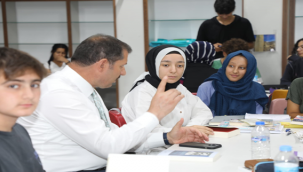 Vali Salih Ayhan,  İl Halk Kütüphanesini Ziyaret Etti