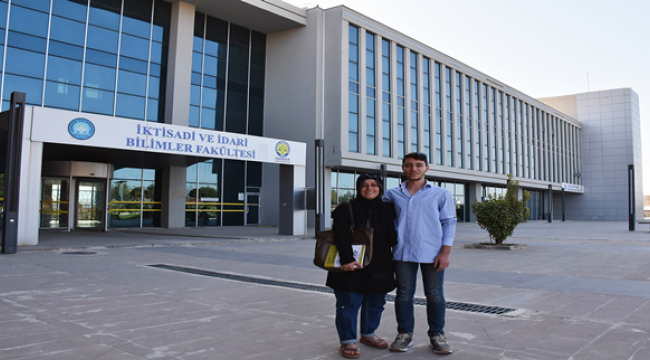 Anne ve Oğlu aynı sıraları paylaşacak