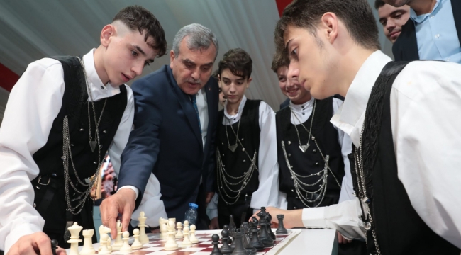 GENÇLİĞE YATIRIM ÖDÜLÜ BAŞKAN BEYAZGÜL'E