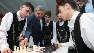 GENÇLİĞE YATIRIM ÖDÜLÜ BAŞKAN BEYAZGÜL'E