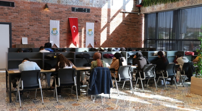 ÖĞRENCİLER SUNULAN İMKANLAR İÇİN BAŞKAN CANPOLAT'A TEŞEKKÜR ETTİ
