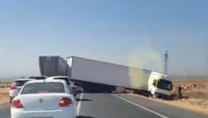 Şanlıurfa'da kaza yapan tır yolu trafiği kapattı