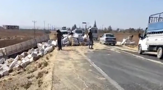 Suruç yolunda tır tarlaya uçtu