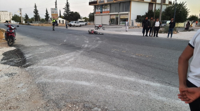 Haliliye'de otomobil motosiklet ile çarpıştı