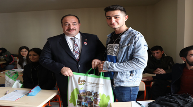 Kaymakam Çengel Ve Başkan Ekinci, Öğrencilere Kitap Dağıttı