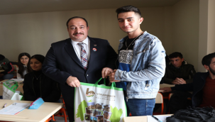 Kaymakam Çengel Ve Başkan Ekinci, Öğrencilere Kitap Dağıttı