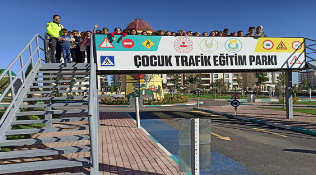 Öğretmen ve öğrencilere trafik eğitimi verildi
