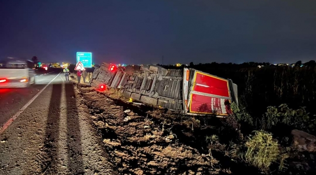 Suruç yolunda tır devrildi 