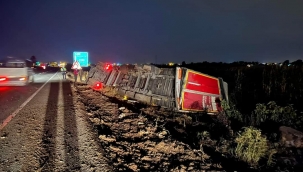 Suruç yolunda tır devrildi 