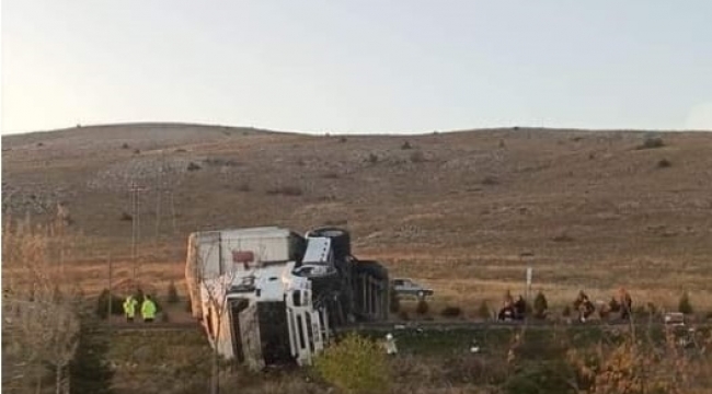 Tır devrildi 2 kardeş hayatını kaybetti