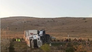 Tır devrildi 2 kardeş hayatını kaybetti