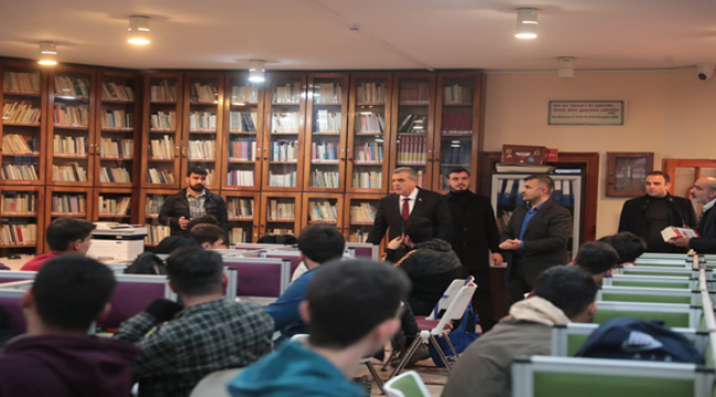 Başkan Beyazgül Kütüphanedeki Gençlerle Buluştu
