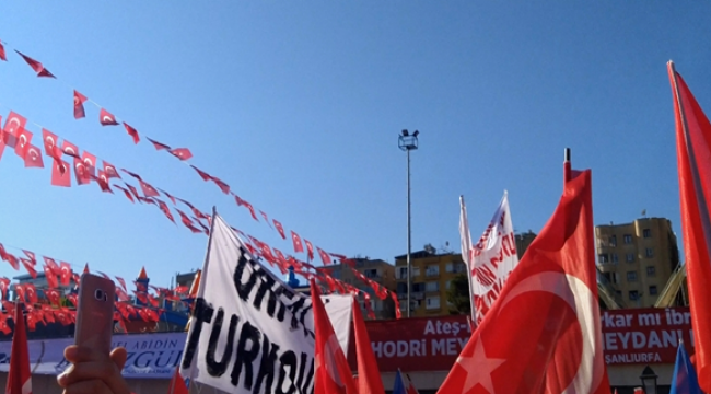 Cumhurbaşkanı Erdoğan'nın Urfa Mitinginde Pankart Açıldı!