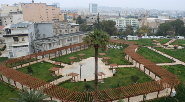 Gündüz Ayrı Gece Ayrı Güzellikte Kızılay Bahçesi