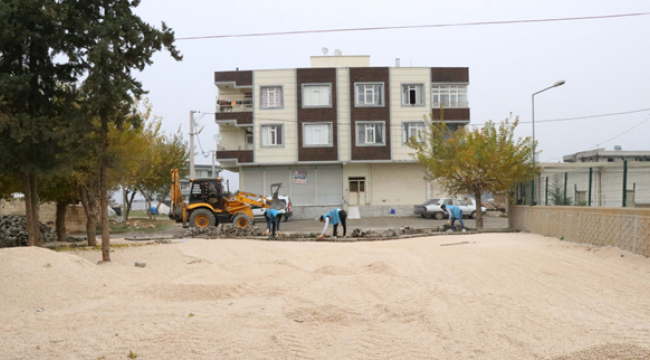 Haliliye'de Yollar Sıcak Asfalt Ve Parke Çalışmalarıyla Yenileniyor 
