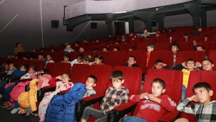 Köy Okulundaki Çocuklar İlk Kez Sinema İle Tanıştı